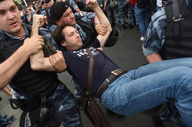 На несогласованном марше в поддержку корреспондента «Медузы» Ивана Голунова были задержаны более 200 человек, сообщал «Интерфакс» со ссылкой на МВД. «ОВД-Инфо» приводило данные о более 500 задержанных