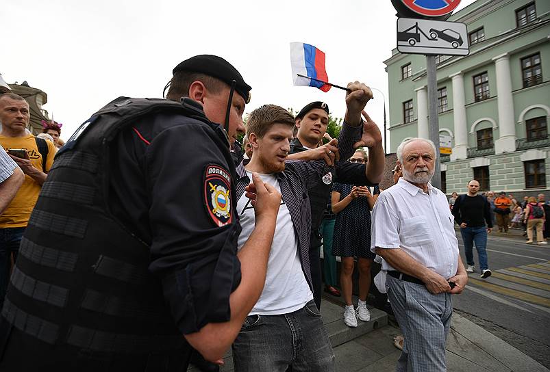 Участники акции в поддержку Ивана Голунова и сотрудники полиции