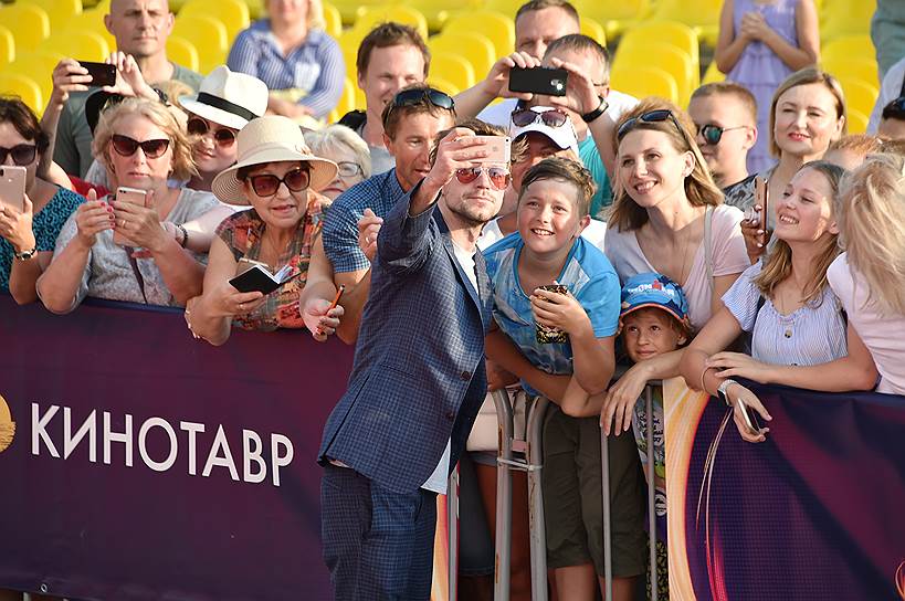 Актер Александр Петров (в центре) во время церемонии закрытия 30-го Открытого российского кинофестиваля «Кинотавр» в Сочи