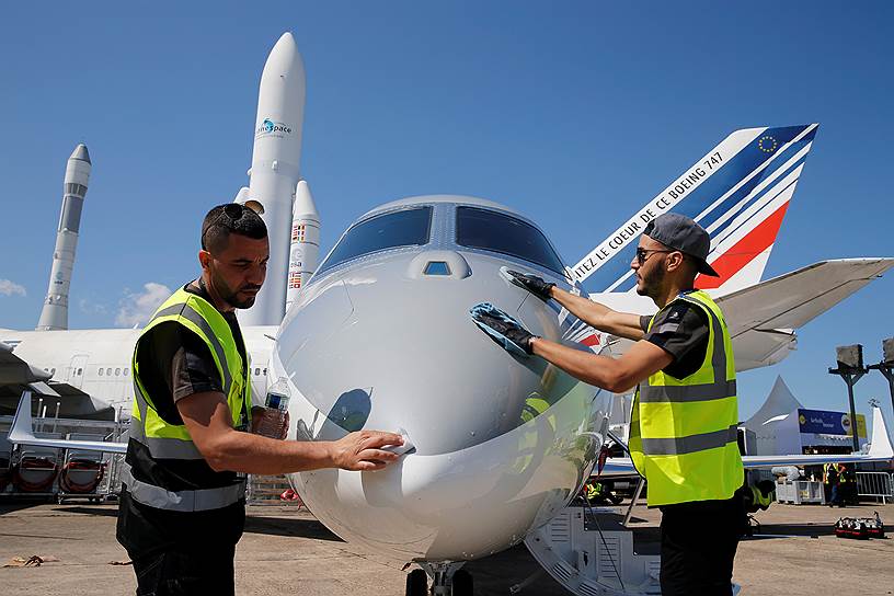 Рабочие готовят реактивный самолет бизнес-класса Gulfstream G280 к выставке. Эксплуатантами этой модели являются только частные клиенты
