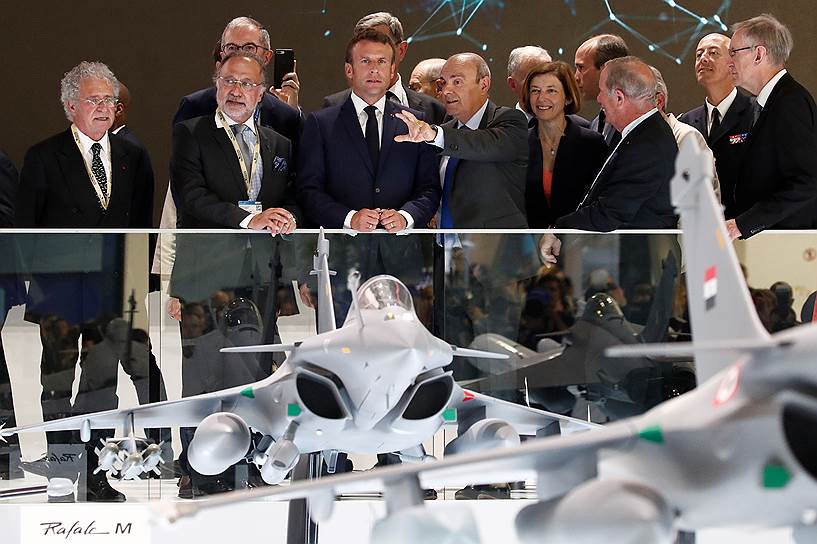 Президент Эмманюэль Макрон слушает выступление Эрика Траппье, председателя совета директоров и генерального директора французского самолетостроителя Dassault Aviation