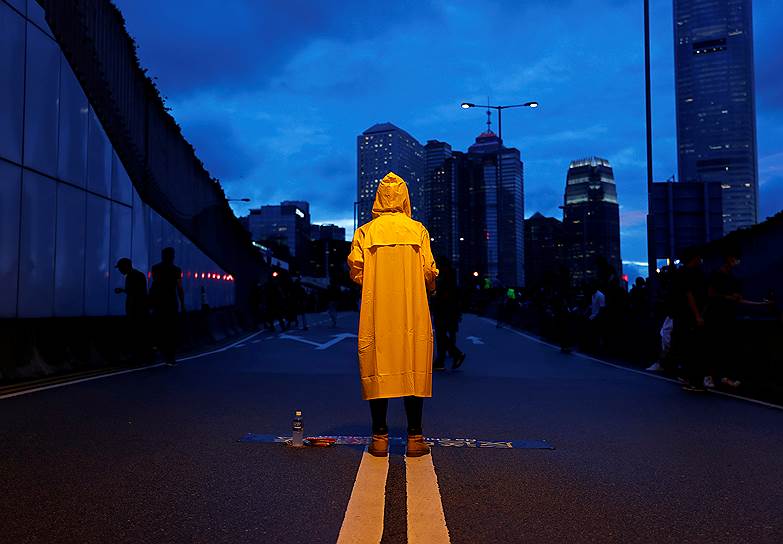 Гонконг, Китай. Протестующий в желтом плаще выступает против законопроекта об экстрадиции в КНР