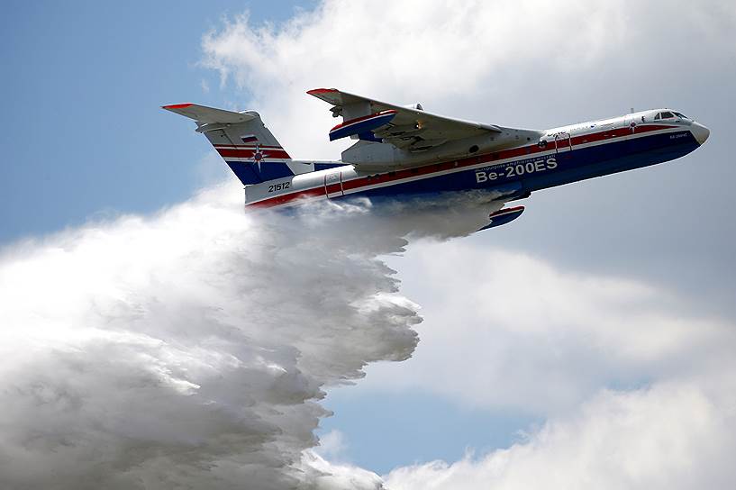 Самолет-амфибия Бериев Бе-200 сбрасывает воду во время летного показа на Ле-Бурже-2019 