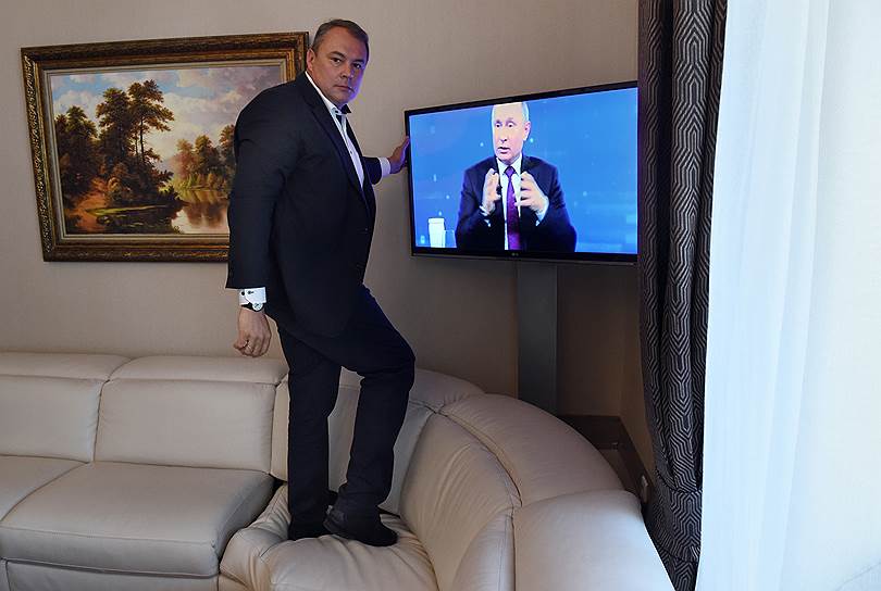 Заместитель председателя Госдумы Петр Толстой настраивает телевизор для просмотра 