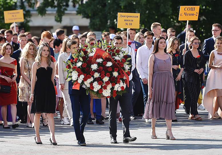 Выпускники во время возложения венка к Вечному огню на Могиле Неизвестного Солдата у стен Кремля