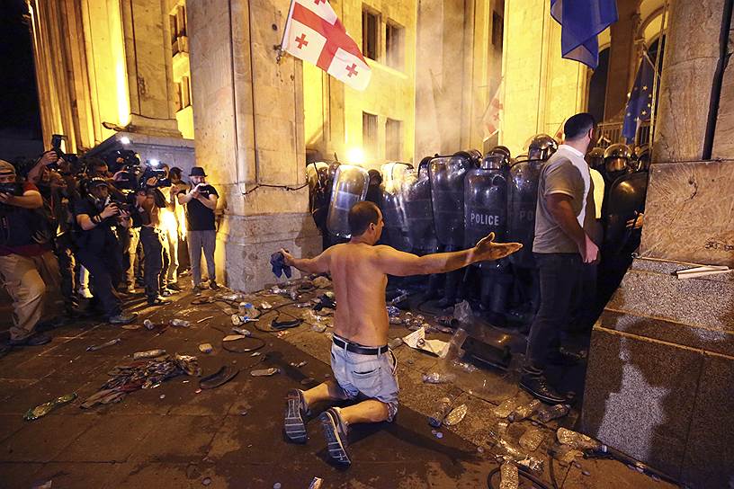 Полиции удалось оттеснить протестующих от здания парламента, но в течение ночи на проспекте Руставели продолжались столкновения