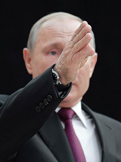 Москва, Россия. Президент России Владимир Путин во время прямой линии 