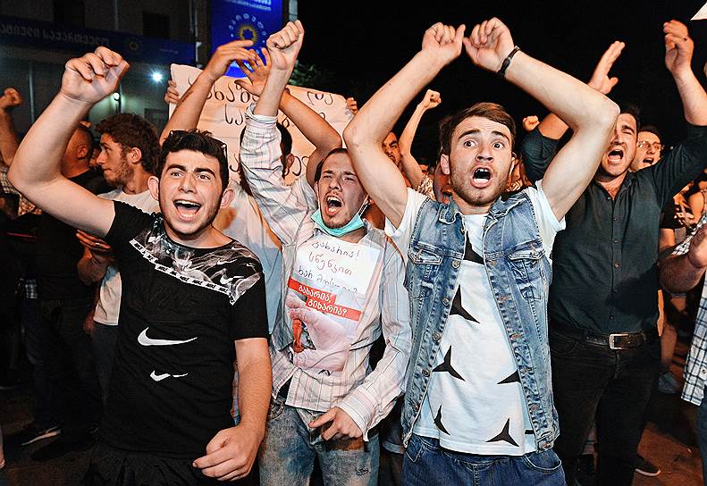 Участники акции протеста на улицах Тбилиси