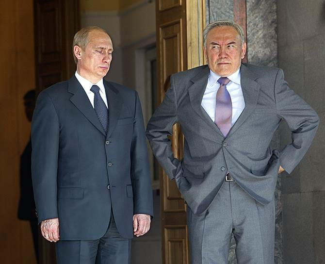 Президент России Владимир Путин (слева) и президент Казахстана Нурсултан Назарбаев, 2004 