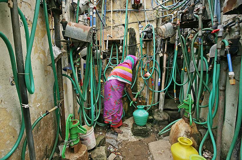Ченнай, Индия. Женщина набирает воду