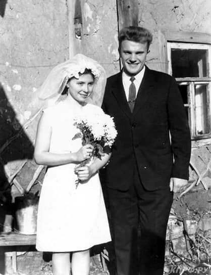 Геннадий Зюганов и Надежда Амеличева в день свадьбы, 1967 год