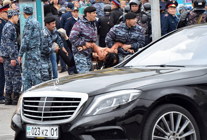 9 июня, Нурсултан. Сотрудники правоохранительных органов во время задержания участников несанкционированных митингов, призывающих бойкотировать выборы 9 июня