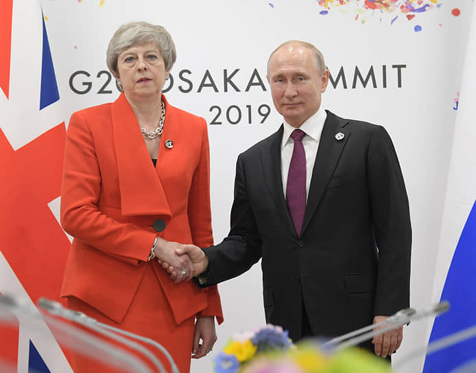 Осака, Япония. Премьер-министр Великобритании Тереза Мэй и президент России Владимир Путин во время саммита G20