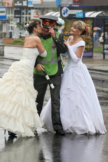 Сотрудник ДПС с участницами парада невест