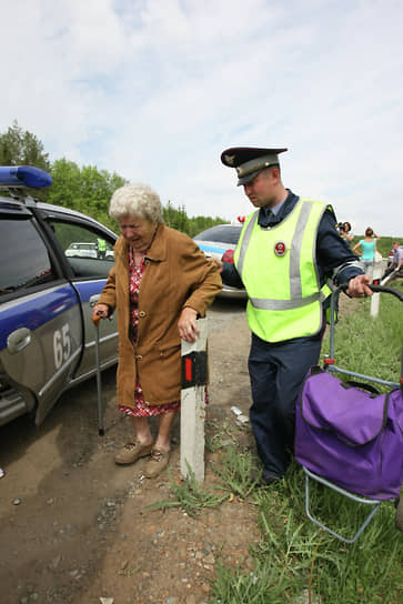 Сотрудник ДПС переводит пожилую женщину через дорогу
