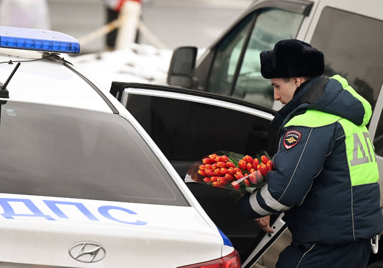 Сотрудник ДПС с букетом тюльпанов 8 марта