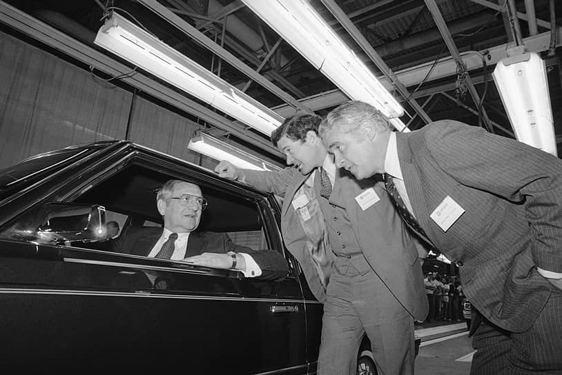 Гендиректор Chrysler Ли Якокка (слева), американский политик Кристофер «Кит» Сэмюэл Бонд (в центре) и американский политик Томас Иглтон