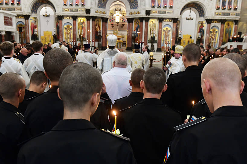 На панихиду из разных регионов страны прибыли 180 священников, служащих в воинских частях 