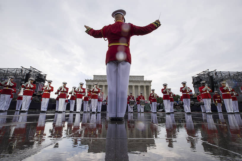 Вашингтон, округ Колумбия. Оркестр морской пехоты на празднике