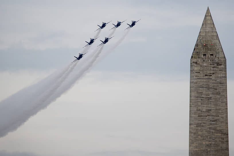 Вашингтон, округ Колумбия. Монумент Вашингтону на фоне летящих самолетов