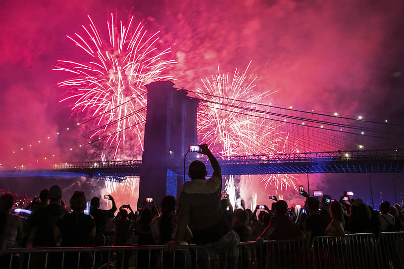 Нью-Йорк, штат Нью-Йорк. Люди смотрят фейерверк в честь Дня независимости