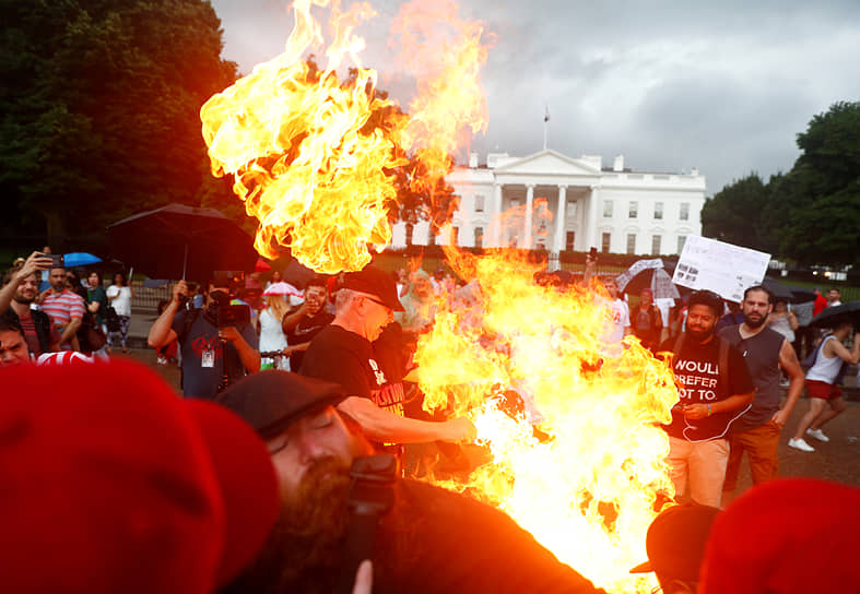 Вашингтон, округ Колумбия. Демонстранты сжигают американский флаг перед Белым домом