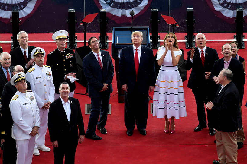Вашингтон, округ Колумбия. Президент США Дональд Трамп (в центре) с супругой Меланией наблюдают за выступлением авиации 