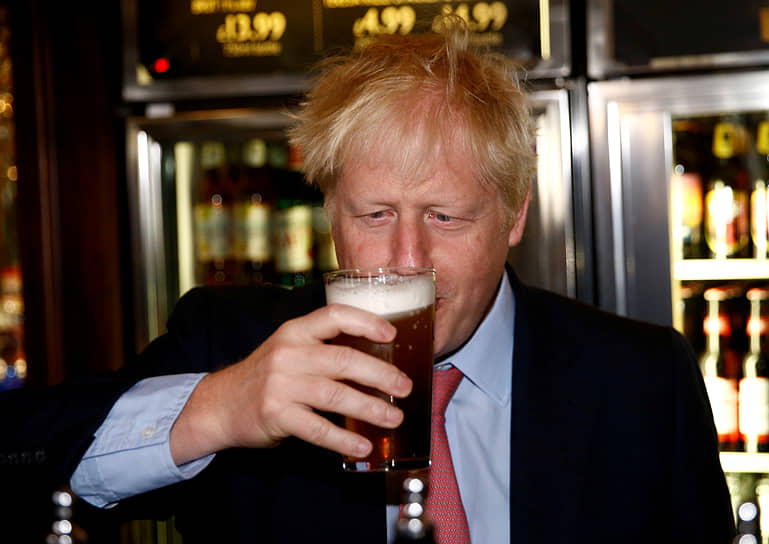 Лондон, Великобритания. Кандидат в лидеры Консервативной партии Борис Джонсон с пивом в баре