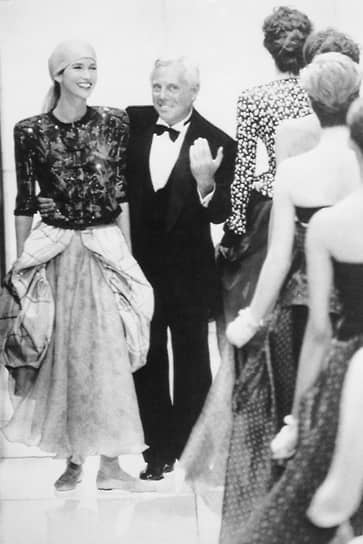 Первую коллекцию под брендом Giorgio Armani мир моды увидел в 1974 году. В коллекции появился женский блейзер, перекроенный из мужского пиджака с подчеркнутой линией талии. Благодаря ему Армани попал на обложку журнала Time, став вторым после Кристиана Диора дизайнером, удостоенным такой чести