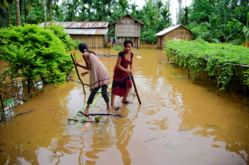 Штат Ассам, Индия. Женщины на самодельном плоту во время наводнения