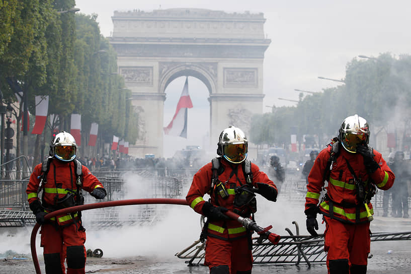 Пожарные сразу с парада отправились тушить костры, зажжёенные протестующими