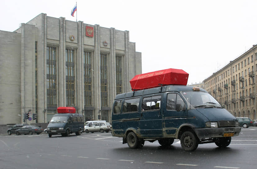 Передвижной митинг, символизирующий, по мнению организаторов, смерть маршруток
