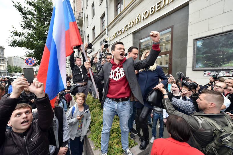 Лидер движения «Солидарность», глава муниципального округа Красносельский Илья Яшин (в центре) во время встречи с избирателями 