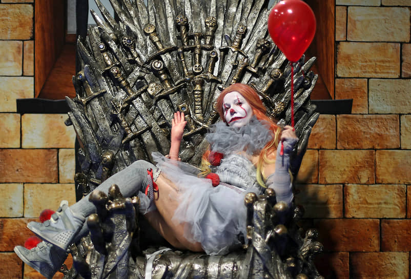 Участница фестиваля в образе клоуна Пеннивайза на троне из «Игры престолов»  