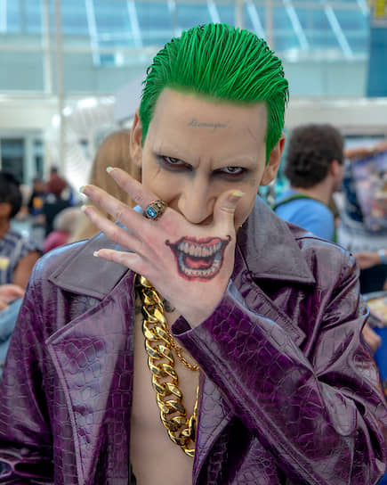 Участник Comic-Con в образе Джокера из фильма «Отряд самоубийц»  