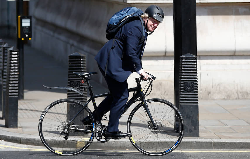 Будучи мэром Лондона, Борис Джонсон часто передвигался по городу на велосипеде. Но после перехода в правительство британская полиция запретила ему этот вид транспорта по соображениям безопасности
