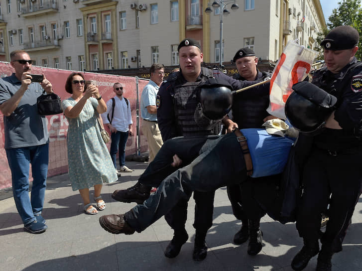 На 27 июля незарегистрированные кандидаты в Мосгордуму объявил акцию протеста у здания мэрии Москвы на Тверской улице. Акция не была согласована