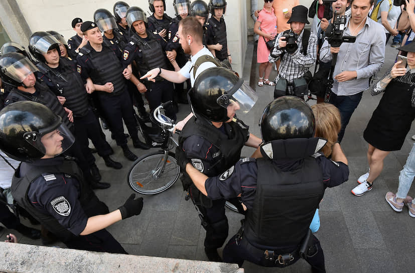 На Тверской улице полиция выстроилась цепью и выдавила всех пришедших, включая представителей СМИ