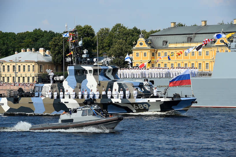 В параде приняли участие моряки Балтийского, Черноморского, Северного, Тихоокеанского флотов и Каспийской флотилии, корабли и катера различных классов