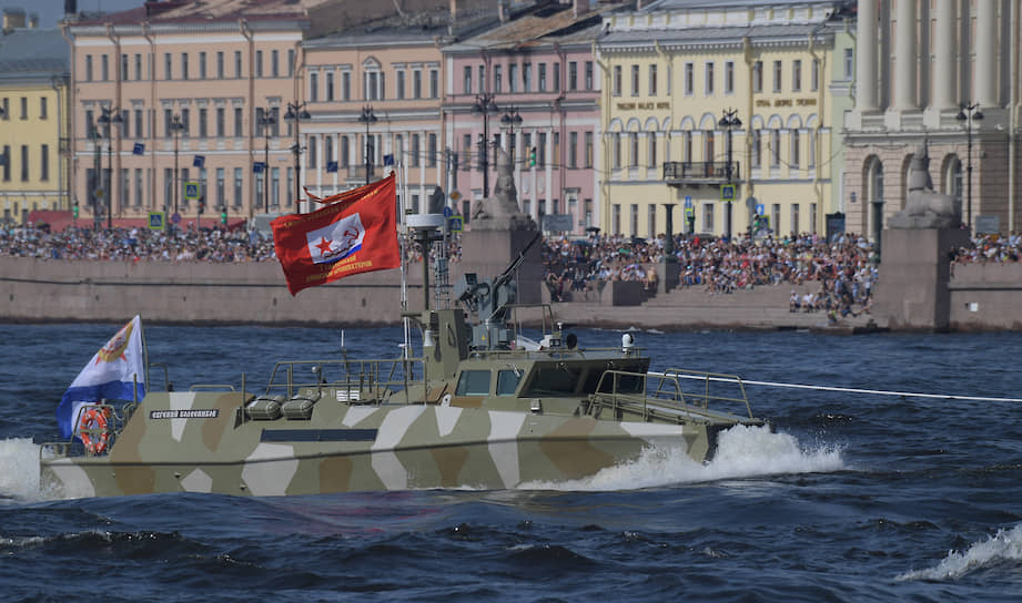 По Адмиралтейской набережной промаршировали роты военнослужащих ВМФ, морской военной полиции, юнармейцы, нахимовцы и кадеты Кронштадтского морского военного корпуса