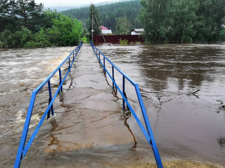 По состоянию на 29 июля уровень воды в реке Иркут (Иркутская область) составил 448 см при критической отметке 480 см. В реке Олха уровень превысил отметку и достиг 238 см 
