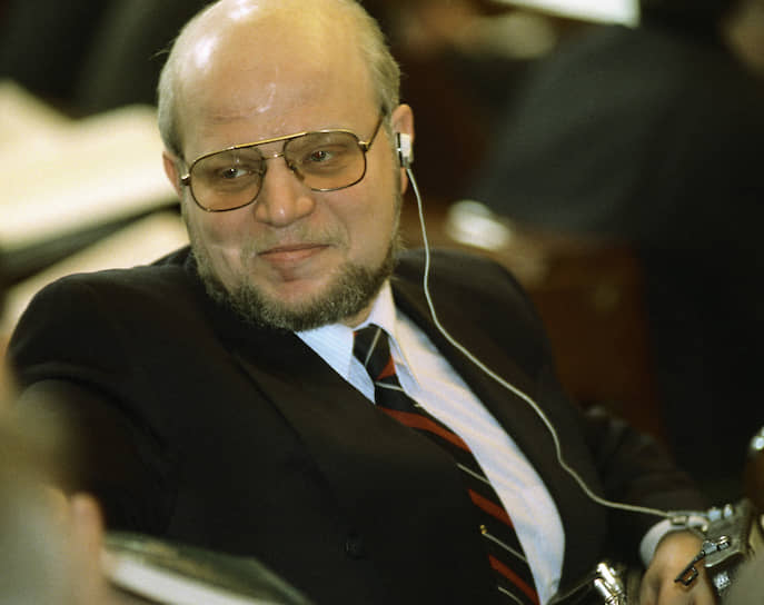 6. В 1993 году министр печати Михаил Федотов обвинил Верховный совет
