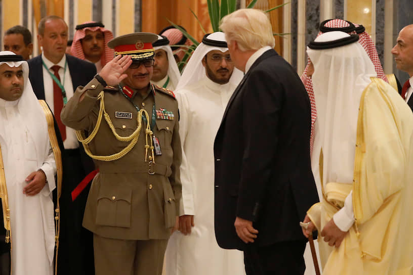 Офицер Саудовской Аравии приветствует президента США Дональда Трампа
