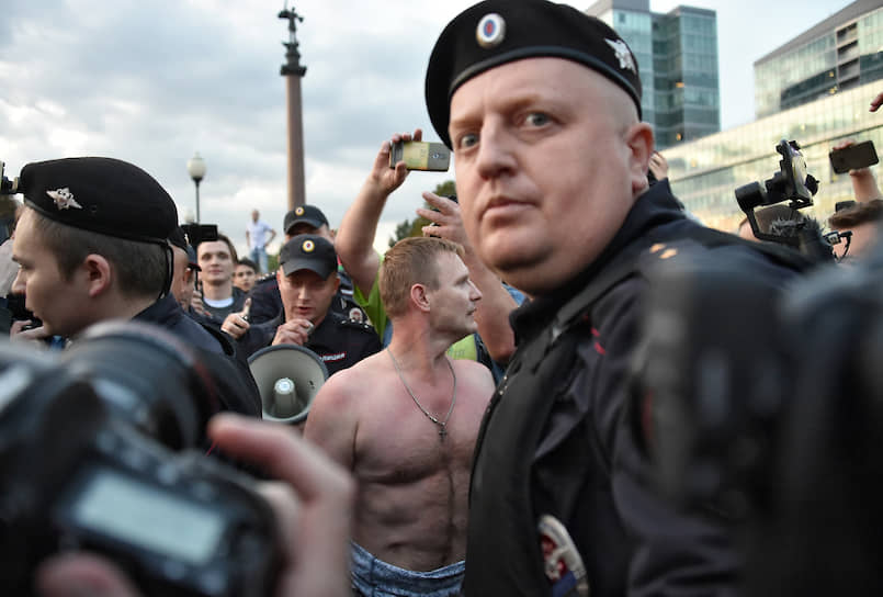15 июля, Москва. Сотрудник полиции во время акции в поддержку независимых кандидатов в Мосгордуму «За право на выбор» на Трубной площади