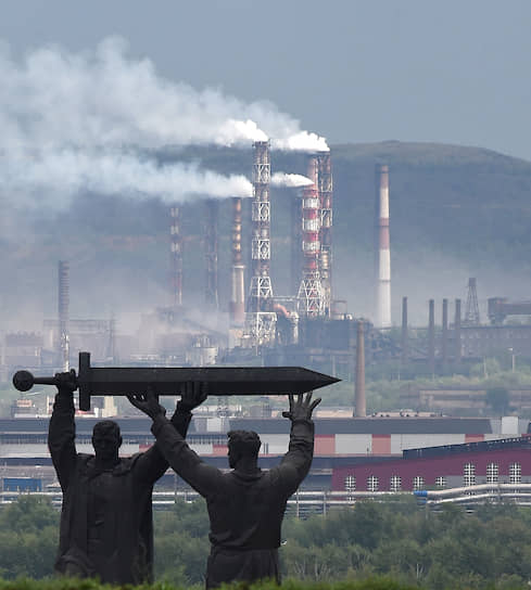 19 июля, Магнитогорск. Монумент «Тыл — фронту» на фоне дымящихся труб