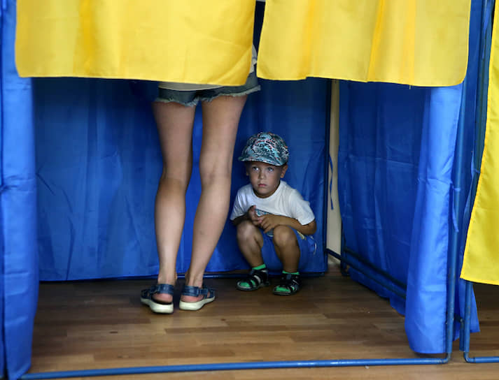 21 июля, Украина. Избиратели во время досрочных выборов депутатов в Верховную раду