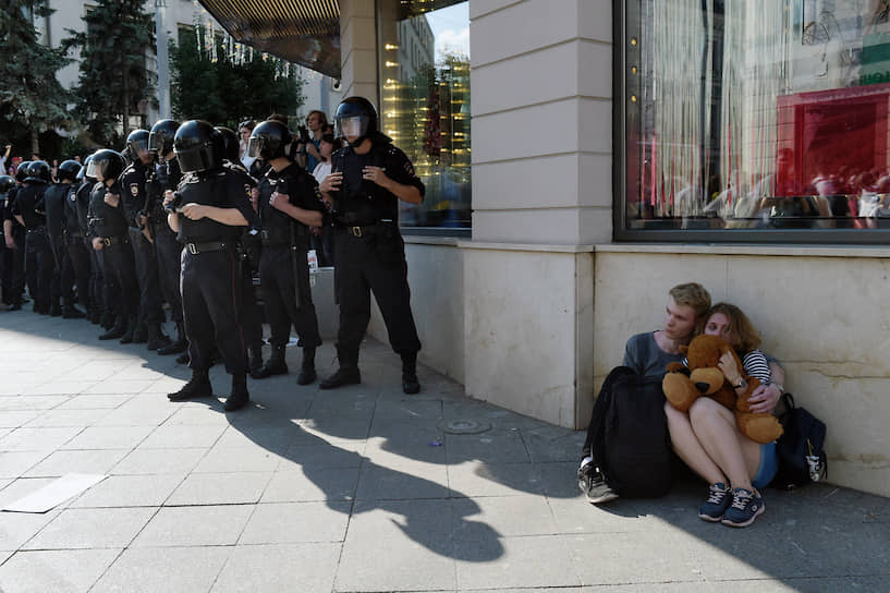 27 июля, Москва. Сотрудники полиции во время акции в поддержку независимых кандидатов на выборы в Мосгордуму