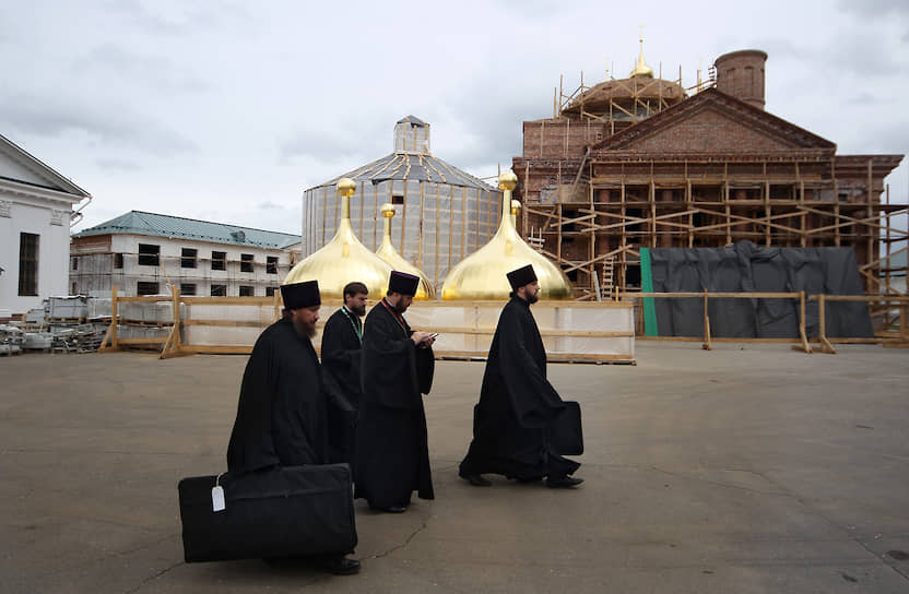 31 июля, Нижегородская область, Саров. Священнослужители в Успенском мужском монастыре Саровской пустыни 