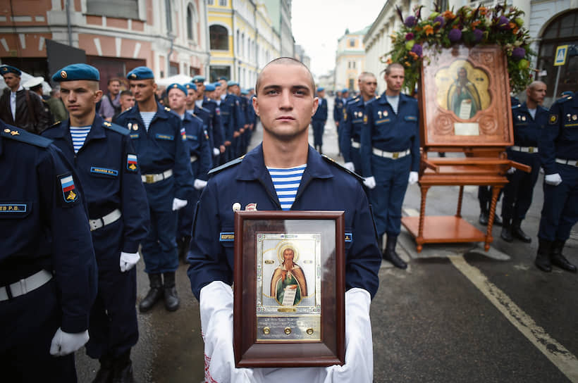 Военнослужащие в Москве во время крестного хода в честь Дня памяти пророка Илии, считающегося покровителем Воздушно-десантных войск 