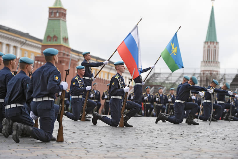 Военнослужащие ВДВ во время праздничного мероприятия на Красной площади 